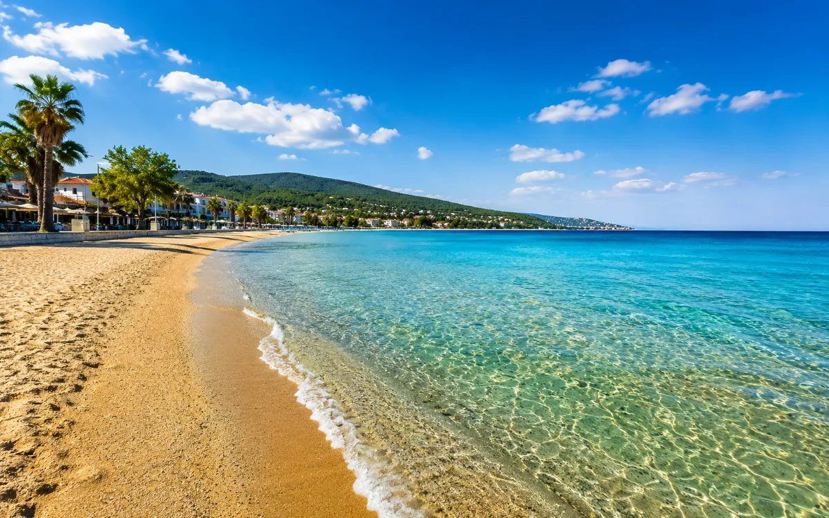 2026 Ayvalık Sarımsaklı Plajı Rehberi: Ne Yenir, Ne Yapılır?